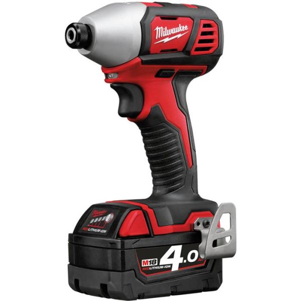 Slagskruvdragare Milwaukee M18 BID-402C med batterier och laddare